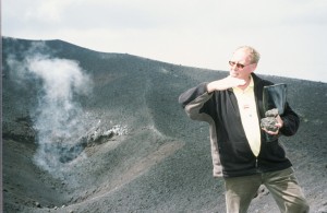 Henning-som-guide-på-toppen-af-Etna-forklarer-om-vulkanens-udbrudsteknik_www
